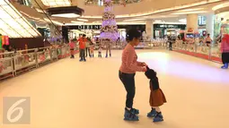 Pengunjung menikmati permainan Sky Ring Fun Skating di Lippo Mall Kemang, Jakarta, Rabu (16/12/2015). Jelang libur Natal dan sekolah sejumlah mall mulai berlomba untuk menyajikan wahana yang dapat dinikmati bersama keluarga. (Liputan6.com/Angga Yuniar)
