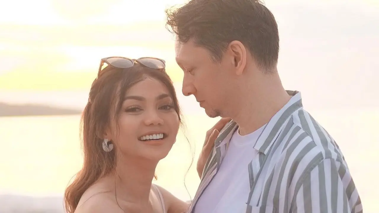 Liburan Ke Bali, Ini 7 Potret Romantis Rina Nose Rayakan Hari Jadi Pernikahan ke-3