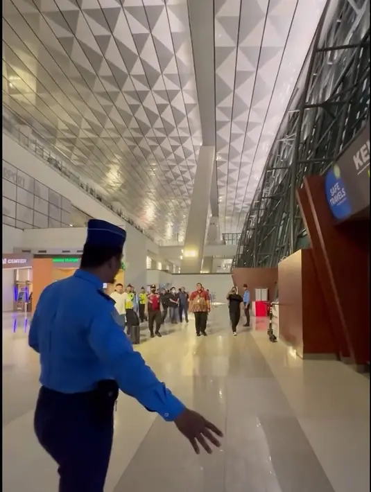 Jessica Iskandar membagikan video singkat saat Steven tiba di bandara dengan pengawalan ketat. Steven ditangkap di polisi di Bangkok, Thailand. Berikut penampilannya Christover atau Steven tiba di Jakarta. [Instagram/inijedar]