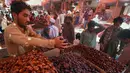 Seorang penjual melayani pembeli kurma sebagai persiapan untuk bulan suci Ramadan di sebuah pasar grosir di Karachi, Pakistan pada 5 Mei 2019. Buah khas Timur Tengah, kurma, selama Bulan Ramadan ramai diburu untuk dihidangkan saat berbuka puasa. (AP Photo/Fareed Khan)