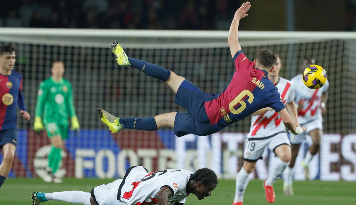 Kemenangan ini membuat Barcelona berhasil menggusur posisi rival abadi mereka Real Madrid dari posisi pertama klasemen sementara. (AP Photo/Joan Monfort)