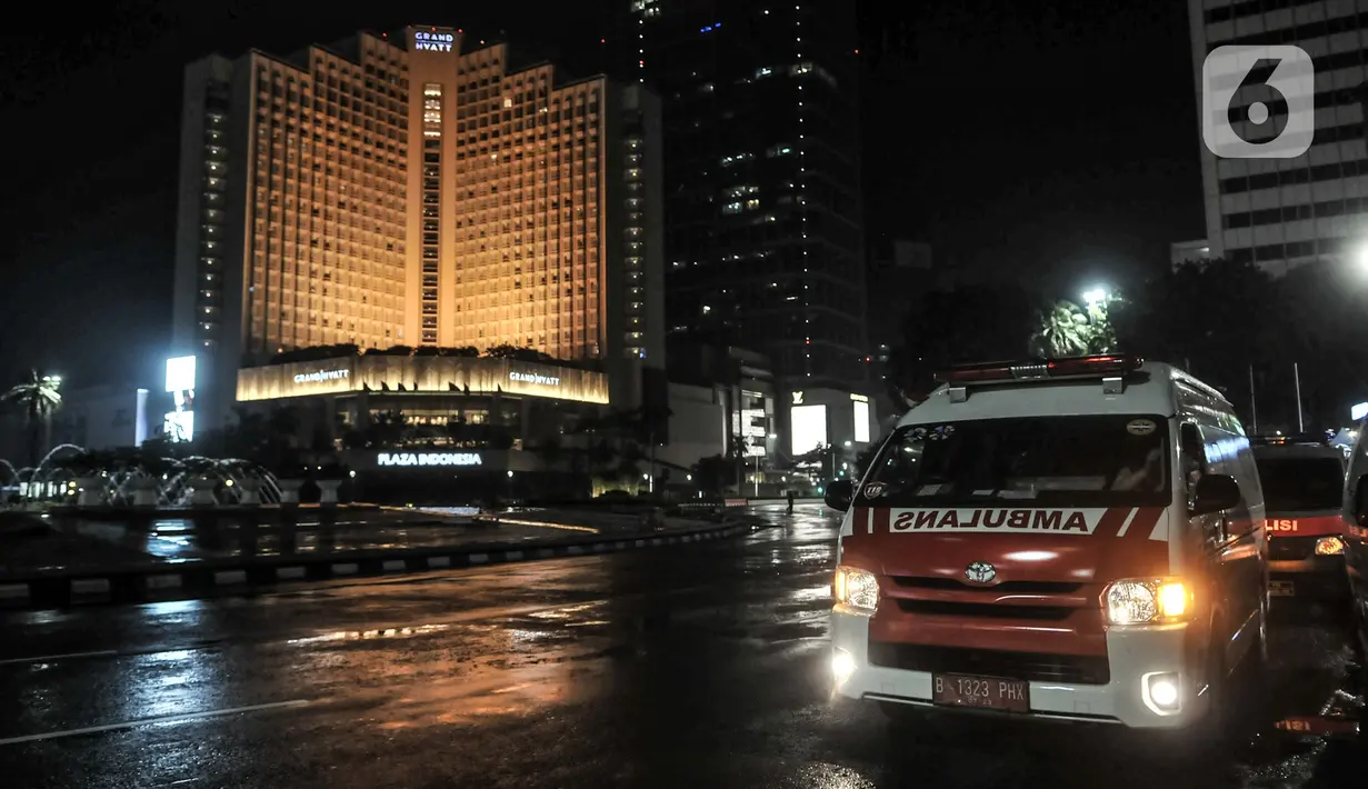 Mobil ambulans terparkir di sekitar Bundara HI, Jalan MH Thamrin, Jakarta, Kamis (31/12/2020). Kawasan Jalan MH Thamrin-Sudirman ditutup pada malam Tahun Baru untuk mencegah kerumunan warga sekaligus memutus penyebaran COVID-19. (merdeka.com/Iqbal S. Nugroho)