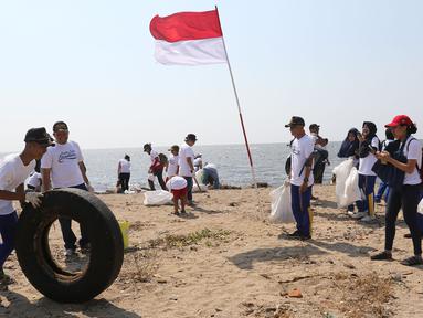 Relawan membersihkan sampah di pantai timur ancol, Jakarta, Minggu (18/8/2019). Dalam rangka merayakan HUT ke-74 RI, Pandu Laut Nusantara, KKP, Yayasan Econusa bersama puluhan komunitas pecinta laut dan influencer lainnya akan menggelar gerakan Menghadap Laut 2.0. (Liputan6.com/Herman Zakharia)