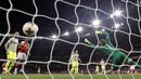 Proses terjadinya gol dari bek Arsenal, Sead Kolasinac, ke gawang FC Cologne pada laga Liga Europa di Stadion Emirates, London, Rabu (14/9/2017). Arsenal menang 3-1 atas Cologne. (AFP/Adrian Dennis)