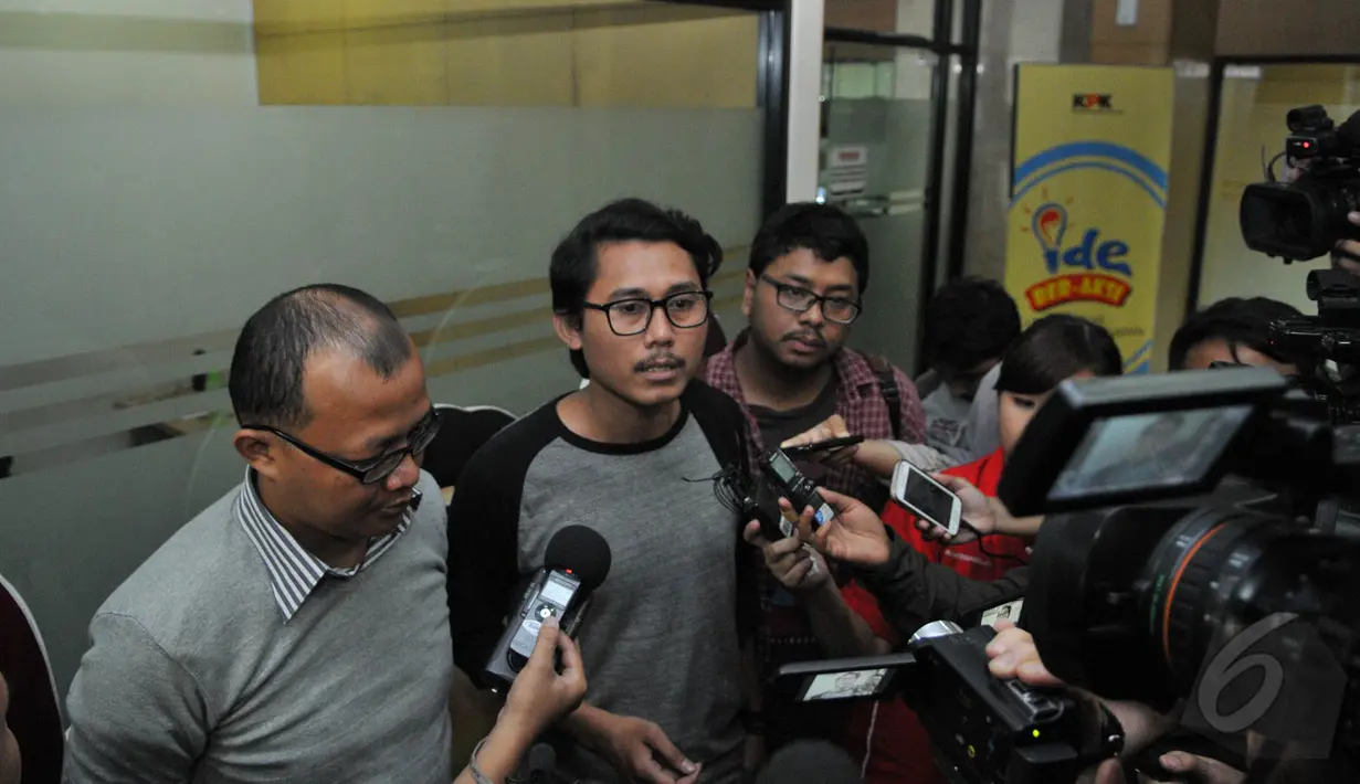  Koalisi Masyarakat Sipil memberikan keterangan pers saat mendatangi Gedung KPK, Jakarta, Selasa (18/5/2015). Kedatangan mereka adalah untuk menyerahkan daftar kandidat calon pimpinan KPK. (Liputan6.com/Herman Zakharia)
