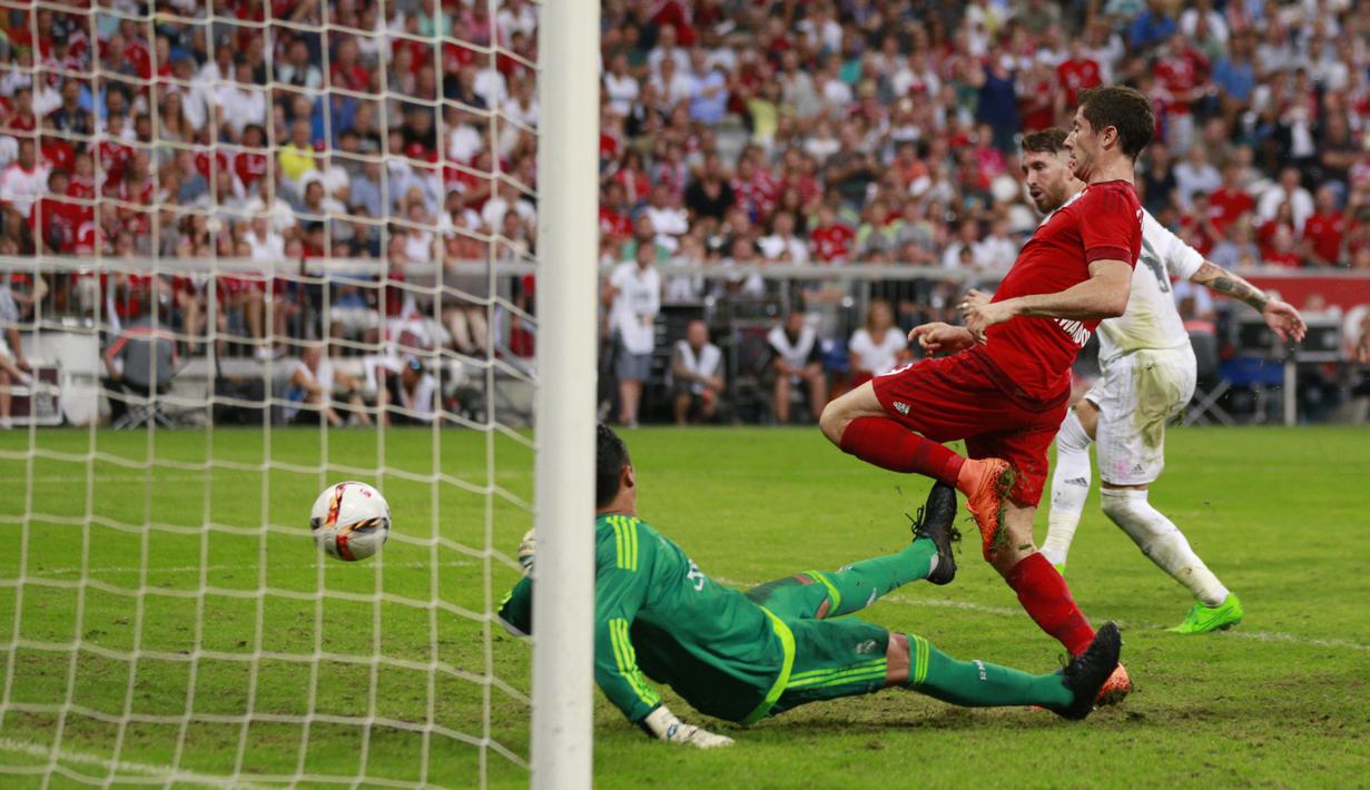Robert Lewandowski mencetak gol ke gawang Real Madrid dalam final Audi Cup 2015 yang berlangsung di Stadion Allianz Arena, Munchen, Jerman. Kamis (6/8/2015) dini hari WIB. (Action Images via Reuters/Jason Cairnduff)
