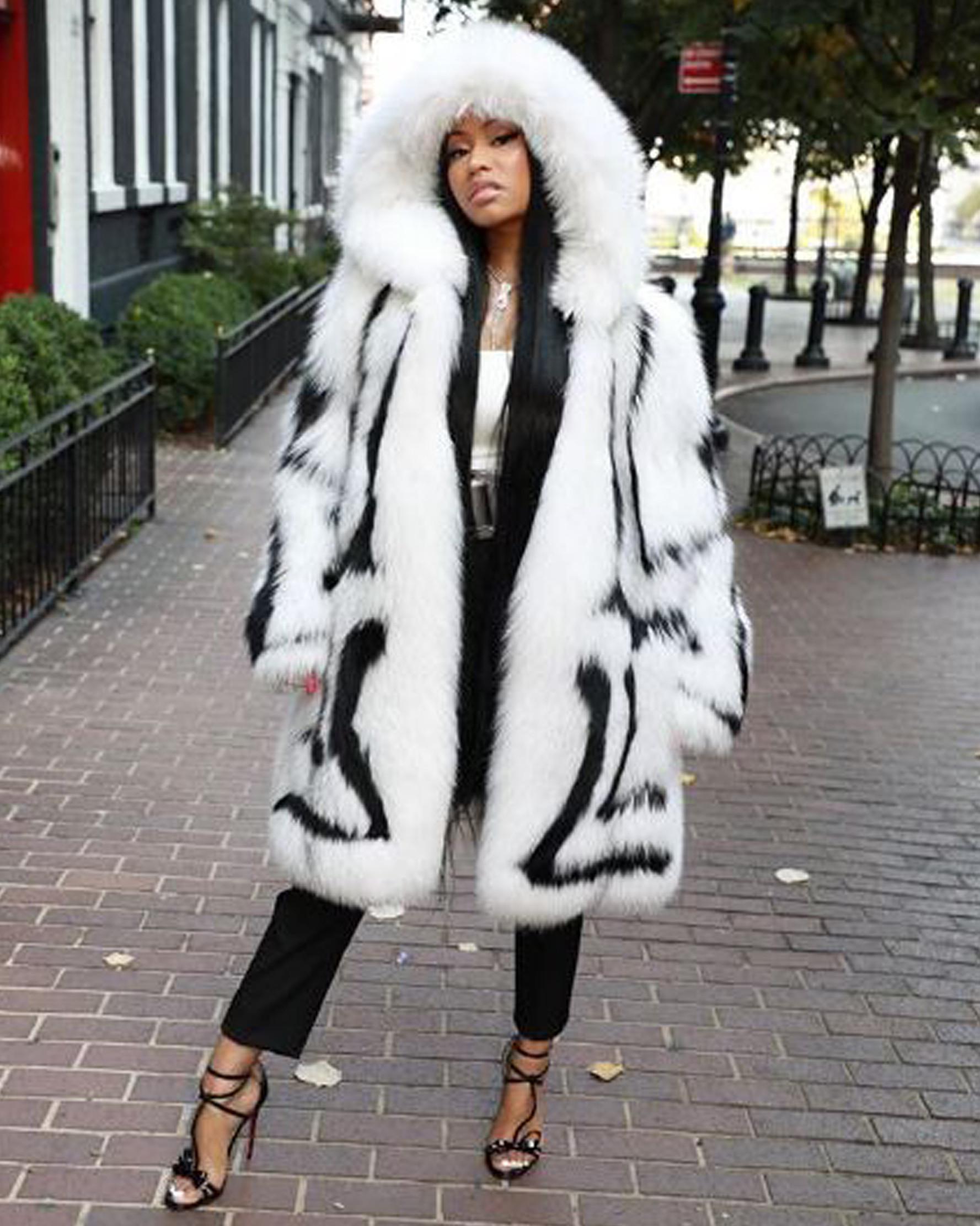 Penyanyi Nicki Minaj memamerkan foto dirinya sedang memakai jaket bulu. Harga mantel bulu ini pun tak tanggung-tanggung, yaitu US$ 19.000 atau sekitar 250 juta rupiah. (instagram.com/nickiminaj)