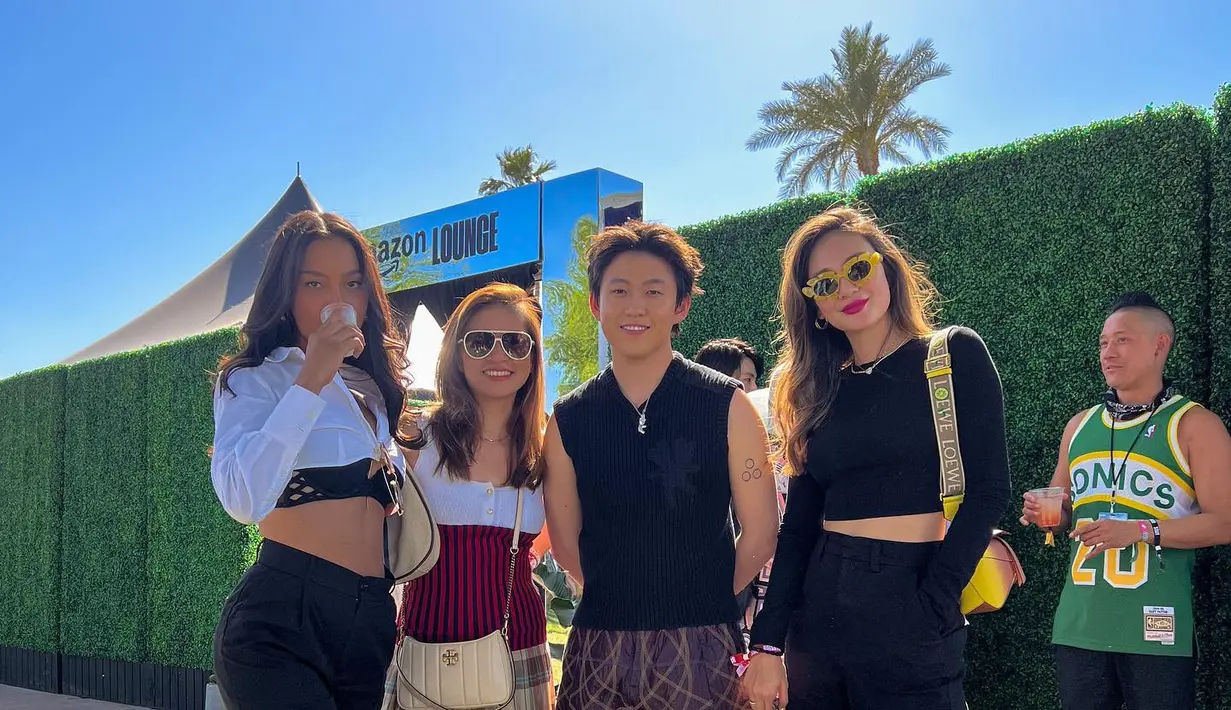 <p>Kali ini keduanya bergaya berseberangan. Luna Maya memilih outfit all black dengan cropped top lengan panjang dan celana berpotongan lebar. Dan Marianne Rumantir tampil dengan dress bersiluet korset. </p>