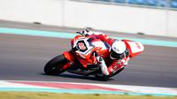 Rider Astra Honda Racing Team (AHRT) Fadillah Arbi Aditama tembus ke posisi 5 besar dalam race 1 SS600 ARRC Mandalika 2023. Pencapaian ini tergolong mengesankan, mengingat balapan tersebut menjadi kali perdana Arbi berkompetisi di kelas dan ajang serupa. (Dok. AHRT)