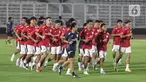 Sejumlah pemain Timnas Indonesia U-23 berlari kecil saat sesi latihan di Stadion Madya, Kompleks Gelora Bung Karno, Senayan, Jakarta, Kamis (10/7/2025). (Liputan6.com/Helmi Fithriansyah)