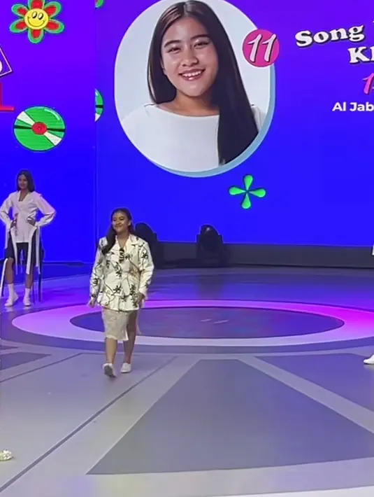 Meisya Siregar membagikan beberapa foto Louisa saat malam Final. Saat memperkenalkan diri, Louisa mengenakan atasan blazer putih dengan motif bunga warna hitam dipadukan rok slit pendek dan sneakers putih. [@meisya__siregar]