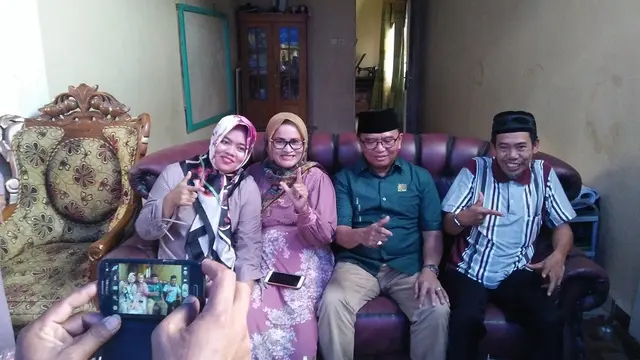 Cagub Sulsel Agus Arifin Nu'mang peragakan simbol nomor urutnya di Pilgub bersama tokoh masyarakat di Makassar (Liputan6.com/ Eka Hakim)