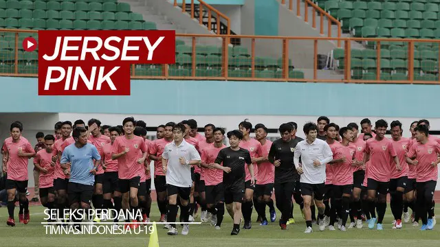 Berita video para pemain memakai jersey warna pink dari apparel Warrix saat seleksi Timnas Indonesia U-19. Seperti apa jersey tersebut?