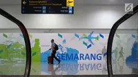 Seorang calon penumpang melintas di terminal baru Bandara Internasional Ahmad Yani Semarang, Jawa Tengah, Rabu (6/6). Terminal yang dibangun dengan investasi sebesar Rp2,2 triliun tersebut mulai beroperasi hari ini. (Liputan6.com/Gholib)