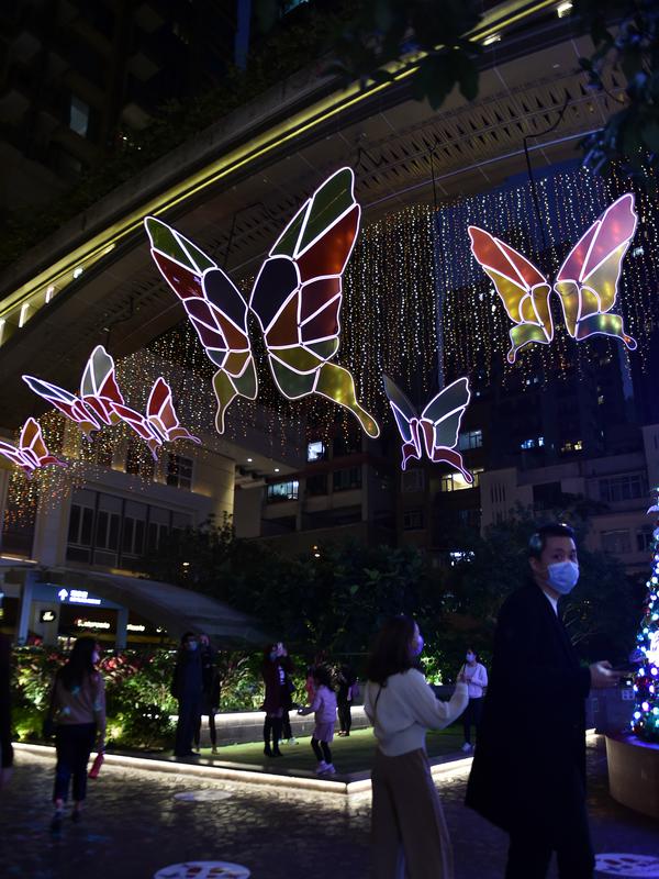 Orang-orang memotret instalasi cahaya di Lee Tung Street di Wan Chai, Hong Kong, China selatan (8/12/2020). Instalasi cahaya tersebut dapat berubah warna sesuai waktu, cuaca, suhu, dan kelembapan. (Xinhua/Lo Ping Fai)