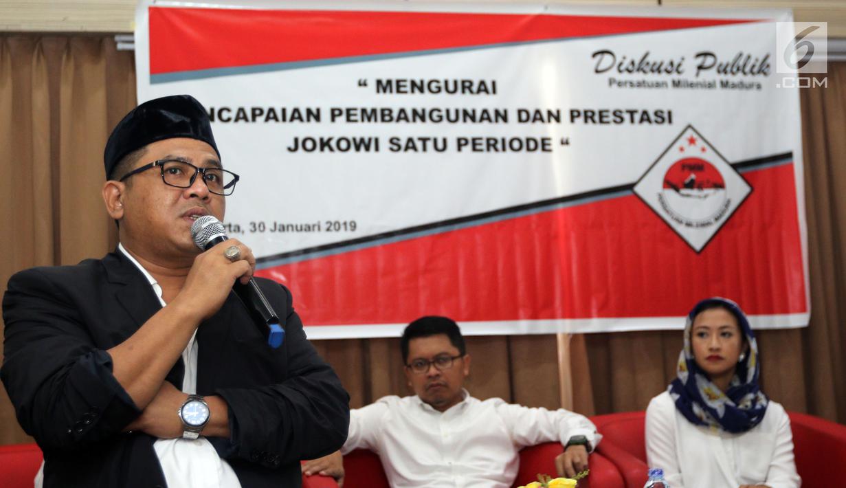 Putra cawapres nomor urut 01 Maruf Amin, Ahmad Syauqi menjadi pembicara dalam diskusi publik Persatuan Milenial Madura di Jakarta, Rabu (30/1). Diskusi membahas "Mengurai Pencapaian Pembangunan dan Prestasi Jokowi Satu Periode". (Liputan6.com/Johan Tallo)