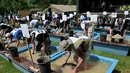 Antusias para peserta bersaing mencari emas saat kejuaraan Dunia Gold Panning Dirk Mehlhorn di Zlotoryja, Polandia, 28 Mei 2016. Kejuaraan tahunan di dekat Sungai Kaczawa ini diikuti penggali emas profesional dari seluruh dunia. (Piotr HAWALEJ/AFP)