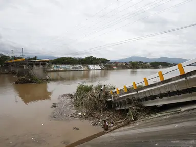 Sebuah jembatan hancur akibat serangan topan Rammasun, di Batangas, Manila, (17/7/2014). (REUTERS/Erik De Castro)