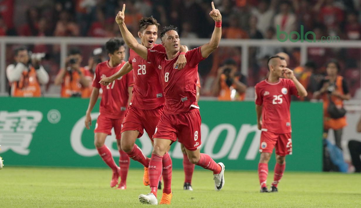 Addison Oliveira bersama Rezaldi Hehanussa merayakan gol ke gawang Song Lam Nghe An FC pada laga Piala AFC 2018 di Stadion Utama GBK, Senayan, Jakarta, (13/3/2018). Persija Jakarta menang 1-0. (Bola.com/Nick Hanoatubun)