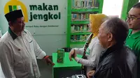 Wakil Gubernur Jawa Barat Uu Ruzhanul Ulum bersama Bunda Literasi Jabar Atalia Praratya Kamil menghadiri peluncuran gerakan Makan Jengkol di Kantor Dispusipda Jabar. (Liputan6.com/Huyogo Simbolon)