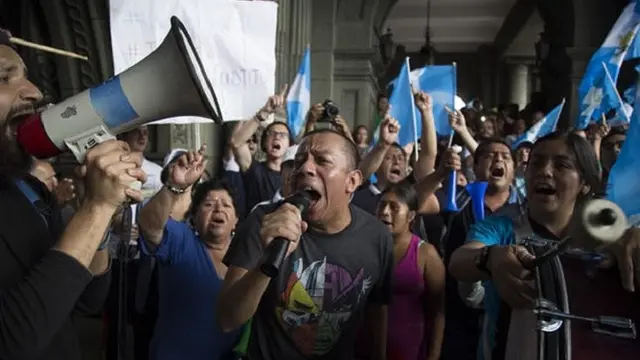 Demonstran anti-Presiden Guatemala Jimmy Morales, menuntut sang presiden untuk lengser dari jabatannya. Menurut hasil penyelidikan badan investigasi PBB, CICG, sang presiden terlibat dalam skandal korupsi dan kolusi. (AP)