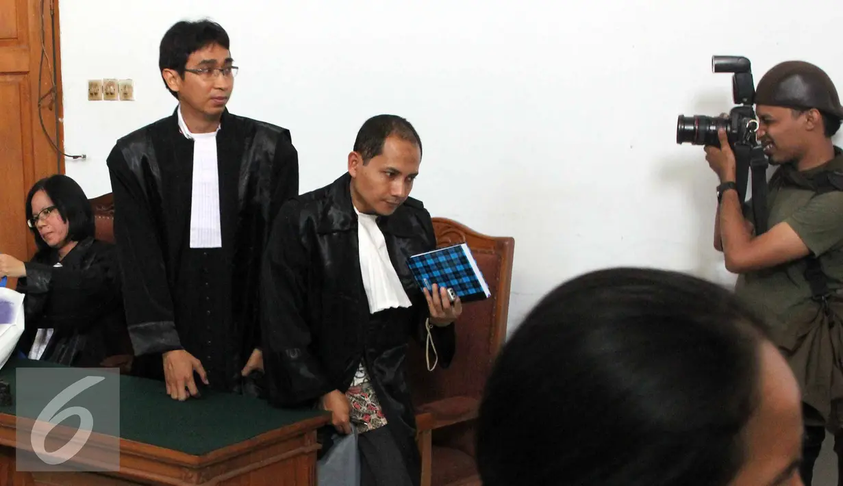 Pengacara Christopher Daniel usai menghadiri sidang pembacaan tuntutan perkara kecelakaan maut di Pondok Indah di PN Jaksel, Kamis (30/7/2015). Sidang ditunda karena terdakwa sakit dan akan dihadirkan pada Rabu (5/8/2015). (Liputan6.com/Helmi Afandi)