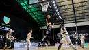Pemain Bali United Basketball, Abraham R. Wenas berusaha memasukkan bola saat laga lanjutan Seri 1 IBL 2022 melawan Satya Wacana Salatiga di Hall Basket GBK, Senayan, Kamis (20/01/2022). (Bola.com/Bagaskara Lazuardi)
