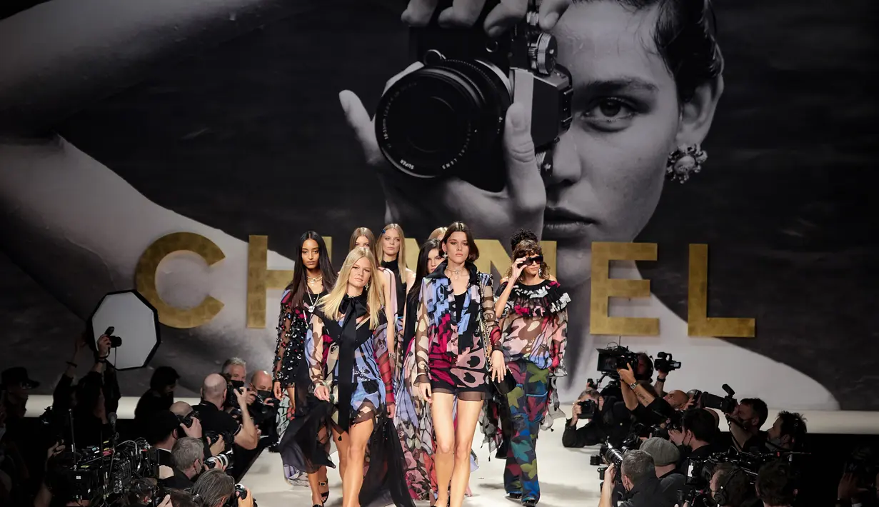 Undangan untuk menyaksikan runway Chanel Spring-Summer 2022 Ready-to-Wear dibuat seperti potret hitam putih, yang mengingatkan masa di mana Karl Lagerfeld suka memotret sendiri untuk kampanye Chanel. Foto: Document/Chanel.