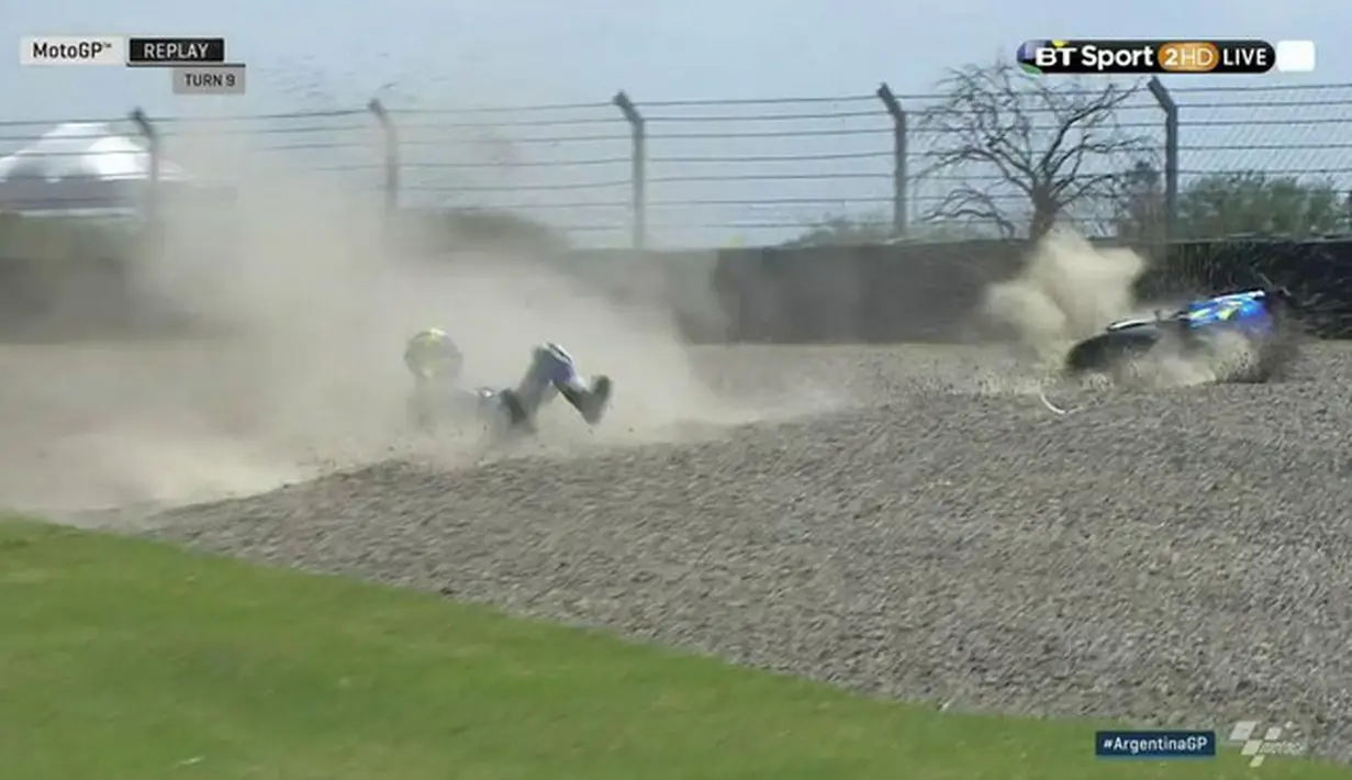 Pebalap Suzuki Ecstar, Aleix Espargaro, tergelincir hingga masuk ke gravel pada sesi latihan bebas kedua (FP2) MotoGP Argentina di Sirkuit Autodromo Termas de Rio Hondo, Jumat (1/4/2016).. Beruntung, dia tak mengalami cedera parah. (Bola.com/Twitter)