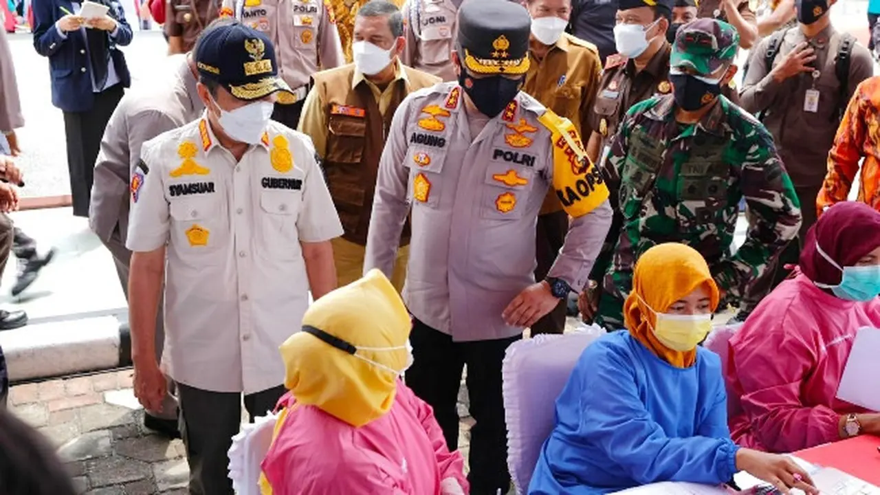 Kapolda Riau Irjen Agung Setya Imam Effendi memantau pemberian vaksin Covid-19 di masjid An Nur Pekanbaru.