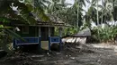 Sebuah rumah yang masih tersisa dan ditinggal penghuni pasca gelombang Tsunami Selat Sunda di Dusun Tiga Regahan Lada, Pulau Sebesi, Lampung Selatan, Minggu (30/12). Sebagian warga mengungsi ke Kalianda. (Liputan6.com/Herman Zakharia)