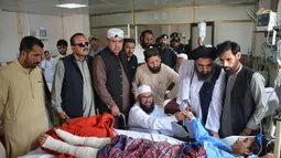 Wakil ketua Majelis Tinggi Parlemen Pakistan, Maulana Abdul Ghafoor Haideri (tengah) menyalami seorang korban ledakan bom bunuh diri di sebuah rumah sakit pemerintah di Quetta, Selasa (16/5). (AFP FOTO / BANARAS KHAN)