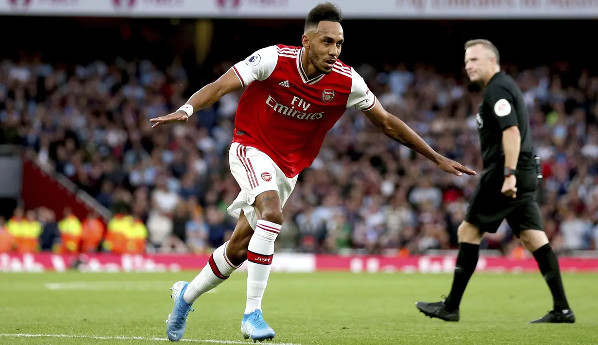 Penyerang Arsenal, Pierre-Emerick Aubameyang berselebrasi usai mencetak gol ke gawang Aston Villa pada pertandingan lanjutan Liga Inggris di Stadion Emirates, London (22/9/2019). Gol Aubameyang pada menit ke 84 menjadi penentu kemenangan Arsenal atas Aston Villa 3-2. (AP Photo/Steven Paston)