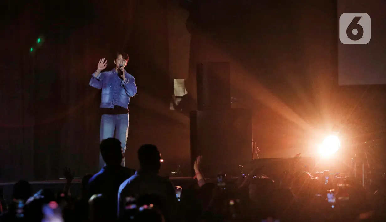 Pria berusia 28 tahun itu membuka fan meeting bertajuk Smile with Kim Mingue dengan membawakan lagu Love, Maybe. (Liputan6.com/Angga Yuniar)
