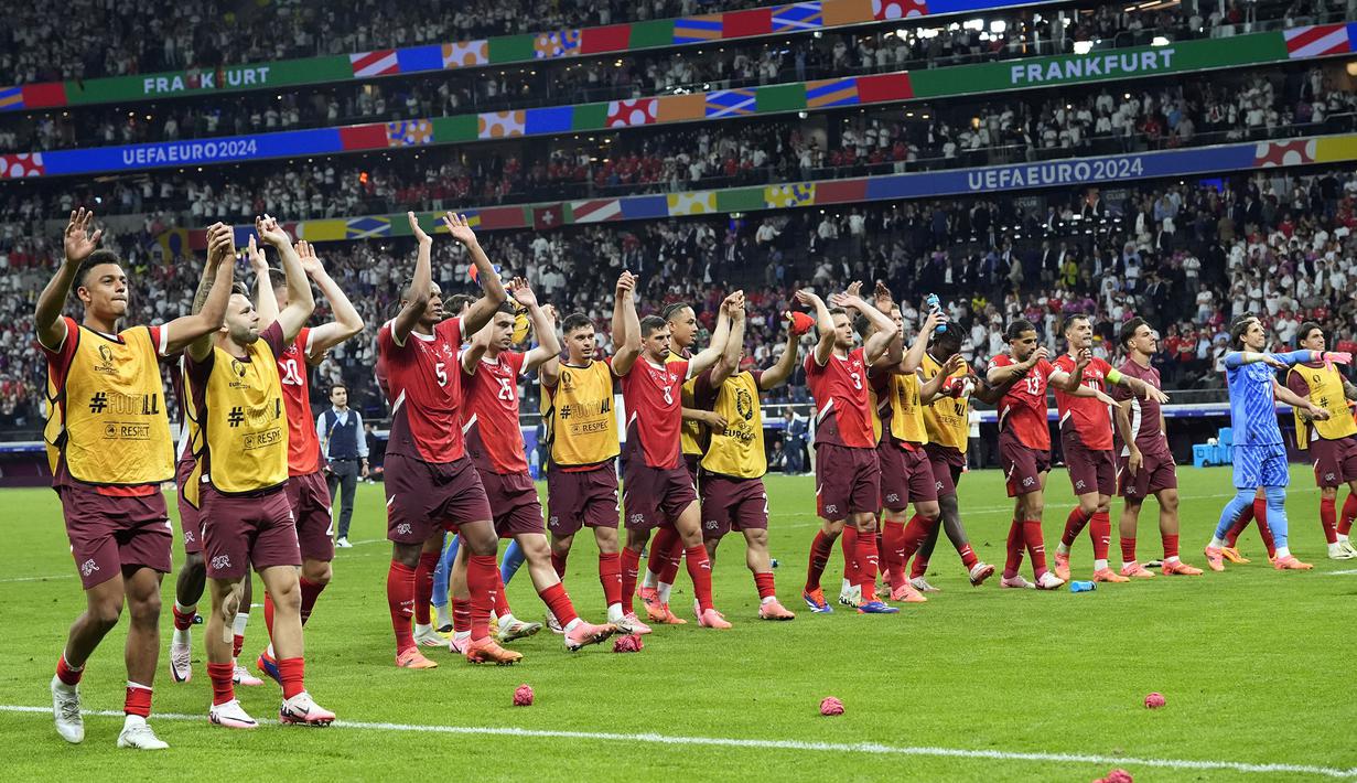 Selebrasi para pemain Timnas Swiss merayakan hasil imbang 1-1 menghadapi Timnas Jerman pada laga matchday ketiga Grup A Euro 2024 di Waldstadion, Frankfurt, Jerman, Minggu (23/6/2024) yang mengantar mereka lolos ke babak 16 besar mendampingi Jerman. (AP Photo/Martin Meissner)