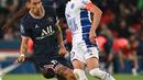 <p>Gelandang Paris Saint Germain (PSG) Angel Di Maria berebut bola dengan gelandang Troyes, Florian Tardieu (kanan) pada matchday ke-36 Ligue 1 musim 2021-22 di Parc de Princes pada laga lanjuta Ligue 1, Senin (9/5/2022) dini hari WIB. PSG harus puas meraih hasil imbang 2-2 saat menjamu klub papan bawah, Troyes. (Anne-Christine POUJOULAT / AFP)</p>