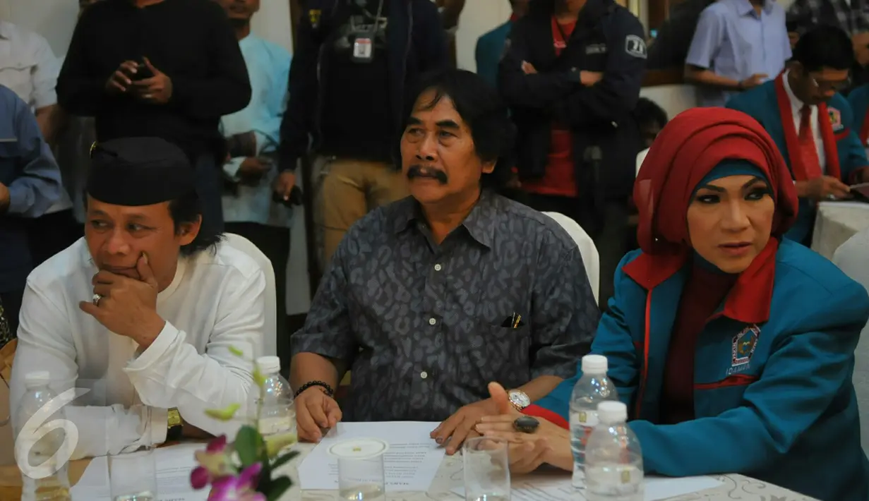 (Ki-ka) Pedangdut senior Mansyur S, Jaja Miharja dan artis serba bisa, Dorce Gamalama saat menghadiri pelantikan 18 Dewan Pengurus Wilayah (DPW) Partai Idaman besutan Rhoma Irama di Jakarta, Rabu (20/1).  (Liputan6.com/Faisal R Syam)
