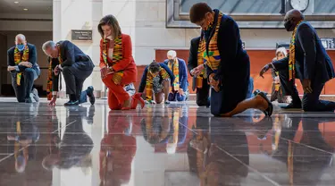 Ketua DPR Nancy Pelosi (tengah) bersama beberapa anggota Kongres AS dari Fraksi Demokrat berlutut dan mengheningkan cipta di Gedung Kongres AS, Senin (8/5/2020). Mereka berlutut untuk memberikan penghormatan terhadap mendiang George Floyd dan korban kebrutalan polisi lainnya (AP/Manuel Balce Ceneta)