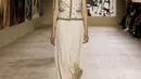 Desain klasik dari gaun koleksi Dior Haute Couture Spring Summer 2022 ini juga tak kalah menarik. Aksen tweed pada atasannya dan satin pada bawahannya ciptakan look yang elegan dan anggun.  (Dok/Dior).