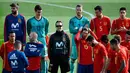 Pelatih Spanyol, Julen Lopetegui (kaca mata hitam) dan pemain l lainnya memperkenalkan jersey terbaru di "Ciudad del Futbol", Madrid (8/11). Jersey ini akan digunakan pada pertandingan persahabatan melawan Kosta Rika. (AFP Photo/Pierre Philippe Marcou)