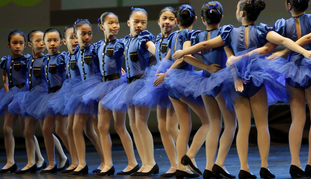 Penari ballet cilik saat pementasan di Teater Jakarta TIM, Sabtu, (12/9). Pertunjukan tari ballet oleh Namarina ini mengangkat tema "Di Bawah Langit Biru". (Bola.com/M Iqbal Ichsan)