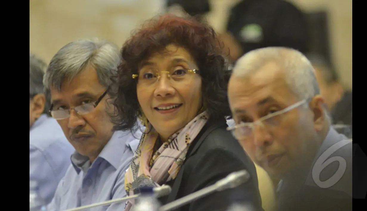 Menteri Kelautan dan Perikanan Susi Pudjiastuti melakukan Rapat Kerja dengan Komisi IV DPR RI di gedung DPR, Senayan, Jakarta (Senin, 26/1/2015). (Liputan6.com/Andrian M Tunay)
