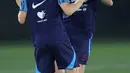 Pemain Kroasia Luka Modric dan Josip Juranovic ambil bagian dalam sesi latihan jelang bertemu Brasil pada perempat final Piala Dunia 2022, di Al Erssal Training Site 3 di Doha, Kamis (7/12/2022). Dalam sejarah piala dunia, dikutip dari FIFA kedua tim baru bertemua dua kali. Brasil berhasil menang di seluruh pertandingan. (JACK GUEZ / AFP)