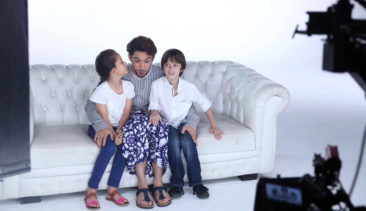 Selain Reza Rahadian, terdapat beberapa pekerja seni lainnya yang mengikuti syuting video klip OST film Surat Kecil Untuk Tuhan. Di antaranya adalah Tora Sudiro Lukman Sardi, Indro Warkop, dan Joe Taslim. (Nurwahyunan/Bintang.com)