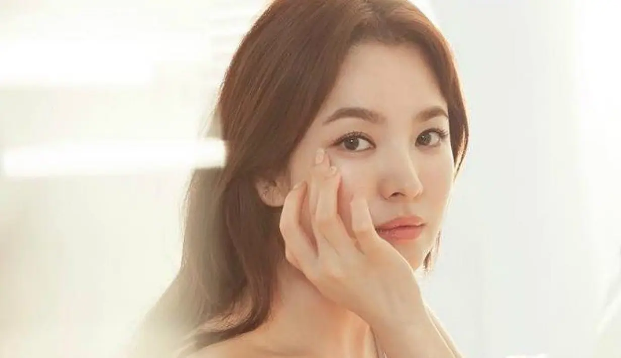 "Aku pernah dua kali terlibat dua kali proyek yang melibatkan Song Hye Kyo. Tentu saja aku sangat ingin bertemu dengannya," tuturnya. (Foto: allkpop.com)