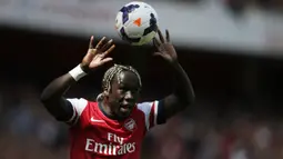 Bacary Sagna. Bek kanan Prancis yang telah memperkuat Arsenal selama 7 musim mulai 2007/2008 ini dilepas secara gratis ke Manchester City pada awal musim 2014/2015. Hal ini terjadi lantaran pihak Arsenal tidak menawarkan kontrak baru hingga habisnya masa kontrak. (AFP/Adrian Dennis)