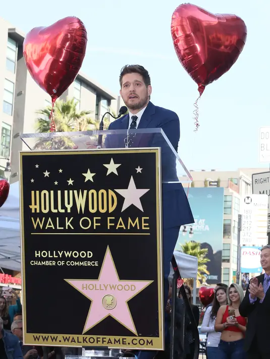 Michael Buble berpidato saat pemberian Hollywood Walk Of Fame miliknya di Hollywood, California (16/11). Underwood berikan pidato sambil menangis di hadapan penggemarnya di acara tersebut. (AFP Photo/David Livingston)