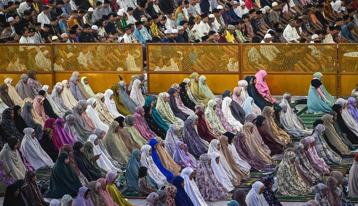 Suasana khidmat begitu terasa di Masjid Al Akbar, Surabaya, Jawa Timur, saat umat muslim berkumpul untuk menunaikan salat tarawih perdana di bulan suci Ramadhan 1447 Hijriah, Rabu 18 Februari 2026. Tampak dalam foto, umat Muslim saat melaksanakan salat Tarawih perdana di bulan suci Ramadan 1447 Hijriah di Masjid Al Akbar, Surabaya, Jawa Timur, pada Rabu 18 Februari 2026. (JUNI KRISWANTO/AFP)