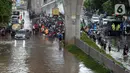 Suasana Jalan Kapten Tendean yang terendam banjir, Jakarta, Sabtu (20/2/2021). Banjir yang disebabkan curah hujan tinggi memutus akses lalu lintas di Jalan Kapten Tendean. (merdeka.com/Imam Buhori)