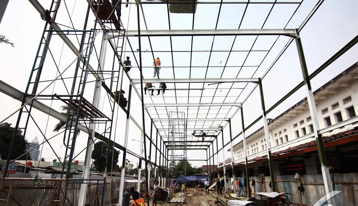 Suasana pembangunan Ruang Tunggu Penumpang di Stasiun Senen, Jakarta, Senin (24/11/2014). (Liputan6.com/Faizal Fanani)